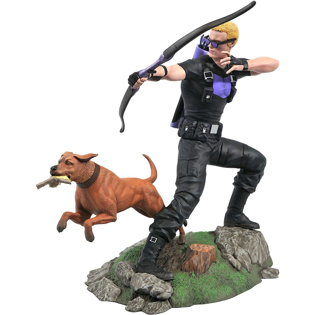 Diamond Select Toys Marvel Gallery: Hawkeye PVC Figure - Fundom