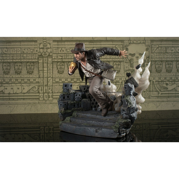 Diamond Select Toys Deluxe Gallery Indiana Jones and The Raiders of The Lost Ark Escape with Idol Statue